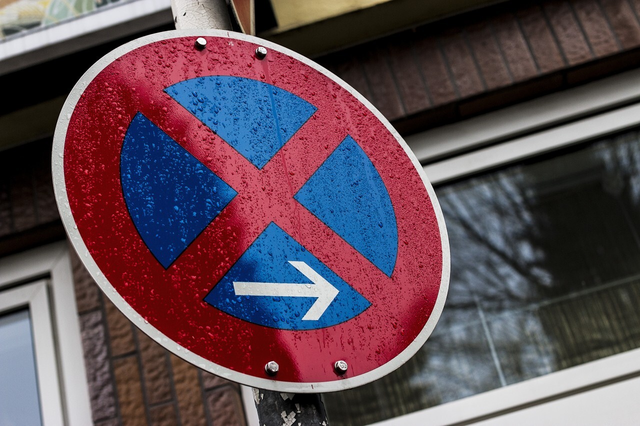 blue-circle-sign-with-red-cross-pic-fuzz