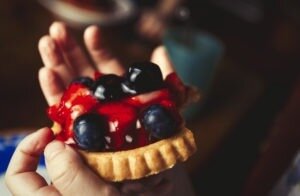 eat berries cake