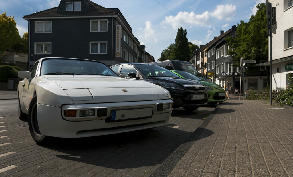 old white porsche 924